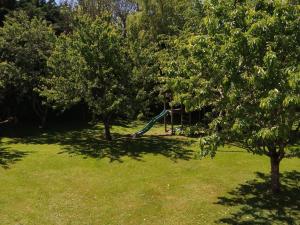Vonkajšia záhrada v ubytovaní Gîte Authentique pour 6 Pers. avec Cheminée à Proximité de Vittel et Activités Nature - FR-1-589-427