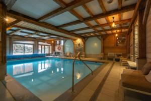una piscina en una casa con un techo grande en Appartement B56 - Eco Le Ruitor, en Sainte-Foy-Tarentaise