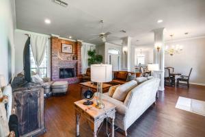 un soggiorno con divano e camino di about 3 Mi to Dtwn Aubrey Vacation Rental with Patio! a Aubrey
