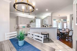 una cucina e una sala da pranzo con tavolo e sedie di about 3 Mi to Dtwn Aubrey Vacation Rental with Patio! a Aubrey