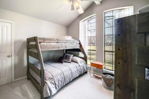 una camera con due letti a castello e una finestra di about 3 Mi to Dtwn Aubrey Vacation Rental with Patio! a Aubrey