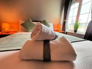Giường trong phòng chung tại The Killarney Grand