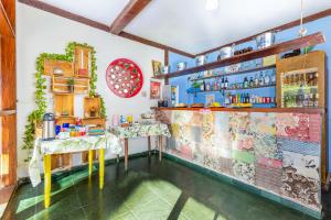 una stanza con tavolo e bancone in una stanza di Drifter Hostel a Barra do Sahy