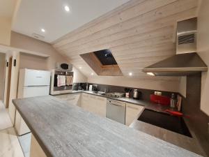 Fotografia z galérie ubytovania Superbe appartement lumineux avec terrasse, 3 chambres, proche des commerces et stations de ski - FR-1-589-431 v destinácii Le Thillot