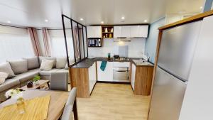 eine kleine Küche und ein Wohnzimmer in einem winzigen Apartment in der Unterkunft Camping SIBLU - La réserve in Gastes
