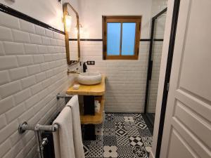 y baño con lavabo y espejo. en Guestroom Boiscommun, 1 pièce, 2 personnes - FR-1-590-268 en Combreux