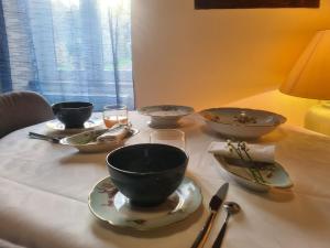 einem Tisch mit Schalen und Tafeln auf einem Tisch in der Unterkunft Guestroom Nohant-Vic, 1 pièce, 2 personnes - FR-1-591-391 in Nohant-Vic