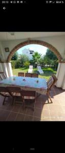uma grande mesa com cadeiras e um arco em 3 bedrooms villa with shared pool terrace and wifi at Vera 3 km away from the beach em Vera