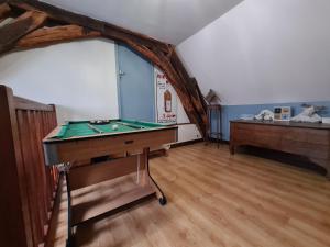 een kamer met een pooltafel en een bed bij Guestroom Châteauroux, 2 pièces, 4 personnes - FR-1-591-396 in Châteauroux