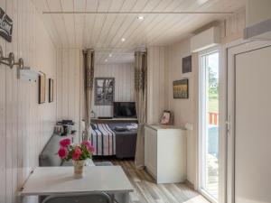Habitación pequeña con cama y mesa con flores en Guestroom Noyers, 1 pièce, 2 personnes - FR-1-590-266, en Noyers