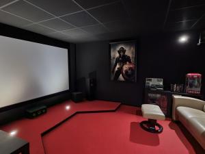 uma sala de estar com um tapete vermelho e um ecrã branco em Guestroom Richecourt, 2 pièces, 4 personnes - FR-1-585-94 