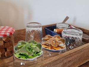 bandeja de madera con jarras de comida en una mesa en Guestroom Richecourt, 2 pièces, 4 personnes - FR-1-585-94, 