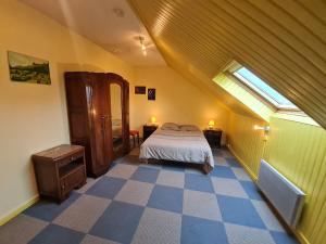 - une chambre avec un lit et une fenêtre mansardée dans l'établissement Guestroom Belleville, 2 pièces, 4 personnes - FR-1-584-196, à Belleville