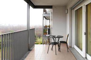 En balkong eller terrasse på 5min RhoFiera~10minMetro~Parking