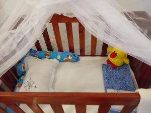 a crib with a toy duck in a canopy at Yaluwa Tourist Rest & cooking class in Anuradhapura