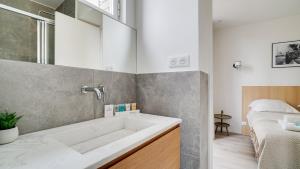 ein Bad mit Badewanne und ein Bett in einem Zimmer in der Unterkunft 161 Suite Raphael - Superb apartment in Paris. in Paris