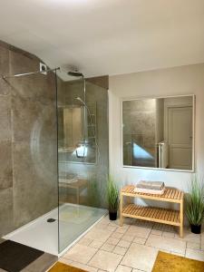 La salle de bains est pourvue d'une douche avec un banc et une table. dans l'établissement Au Coeur Des Collines, Chouette, à Ellezelles