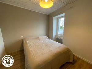 een slaapkamer met een bed in een kamer met een raam bij Gîte Falleron, 4 pièces, 6 personnes - FR-1-426-526 in Falleron