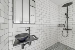bagno con lavandino e doccia di 199 Suite Monopoly - Superb Apartment in Paris a Parigi
