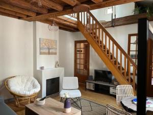 - un salon avec un escalier et un canapé dans l'établissement Le Duplex de la Reine, à Chambéry