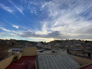 - une vue sur la ville depuis le toit d'un bâtiment dans l'établissement Riad Taj Salma, à Fès