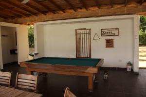 a pool table in a room with a wall at Hermosa Finca La Rochela, Santa fe de Antioquia in Santa Fe de Antioquia