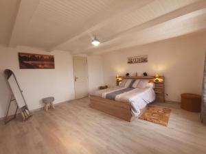 1 dormitorio con 1 cama y TV. en Gîte Autrac, 4 pièces, 6 personnes - FR-1-582-375, 