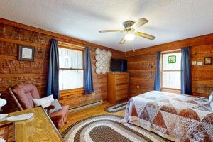 Schlafzimmer mit einem Bett und einem Deckenventilator in der Unterkunft Almost Heaven in Franklin