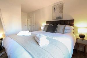 Ένα ή περισσότερα κρεβάτια σε δωμάτιο στο Stunning Apartment with Free Parking, Balcony, Fast WiFi, and Smart TV by Yoko Property +23 φωτογραφίες