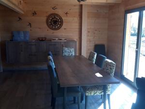 uma sala de jantar com uma mesa de madeira e cadeiras em Gîte Girmont-Val-d'Ajol, 4 pièces, 6 personnes - FR-1-589-472 em Girmont-Val-dʼAjol