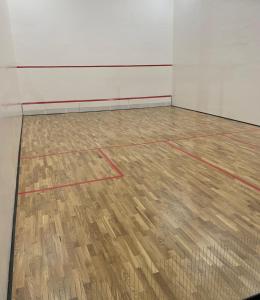 Tenis alebo squash v ubytovaní Kn Hotel Matas Blancas - Solo Adultos alebo jeho okolí