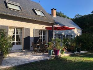 Zdjęcie z galerii obiektu Maison familiale au cœur d'une forêt centenaire avec piscine et proche du Zoo de la Flèche - FR-1-410-395 w mieście Dureil