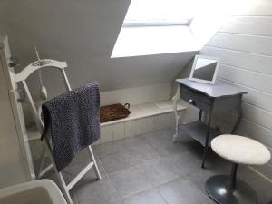 Zdjęcie z galerii obiektu Maison familiale au cœur d'une forêt centenaire avec piscine et proche du Zoo de la Flèche - FR-1-410-395 w mieście Dureil