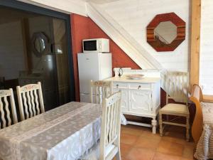eine kleine Küche mit einem Tisch und einem Kühlschrank in der Unterkunft Guestroom Dureil, 1 pièce, 5 personnes - FR-1-410-395 in Dureil
