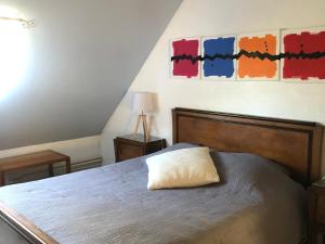 ein Schlafzimmer mit einem Bett mit einem Kissen darauf in der Unterkunft Guestroom Dureil, 1 pièce, 5 personnes - FR-1-410-395 in Dureil