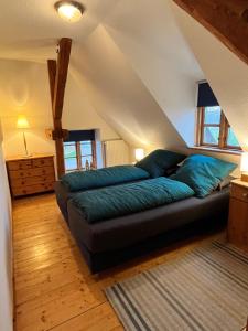 1 dormitorio con 1 cama con almohadas azules en Kastanienhof, en Tümlauer Koog