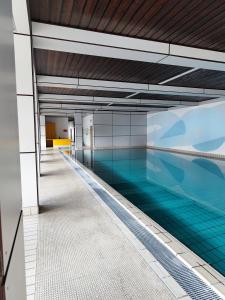 a swimming pool in a building with a swimming pool at Ferienwohnung - Apartment Pichlarn Holiday in Aigen im Ennstal