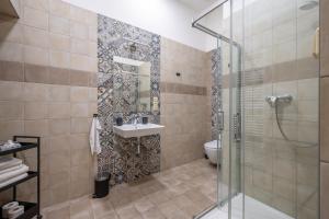 La salle de bains est pourvue d'une douche, d'un lavabo et de toilettes. dans l'établissement Palace Petrarca, à Prague