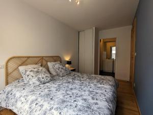 Un dormitorio con una cama grande con almohadas. en Gîte Le Puy-en-Velay, 2 pièces, 4 personnes - FR-1-582-379, en Le Puy en Velay