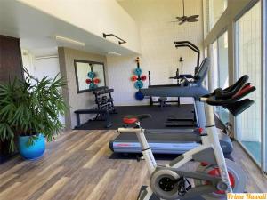 un gimnasio con cinta de correr y bicicleta estática en Beautiful Beachfront Condo, en Laie