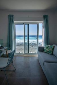 uma sala de estar com um sofá e vista para o oceano em Apartamento Valeron em El Golfo