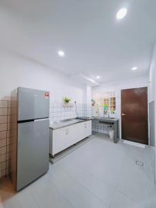 Kapar的住宿－Super cozy house，一间白色的大厨房,配有不锈钢冰箱