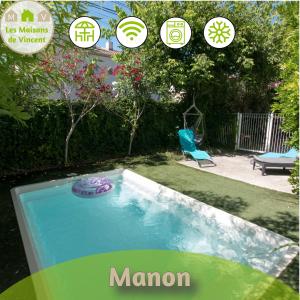 una piscina con un frisbee en un patio en Maison Manon, Piscine - Clim - Jardin, en Arles