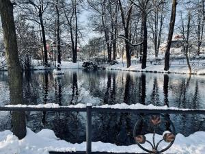 Una bicicleta estacionada junto a un río en la nieve en Ubytování Javorka, en Česká Třebová