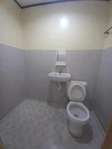un bagno con un water e un lavandino di Ennas Place a Coron Altre 20 foto