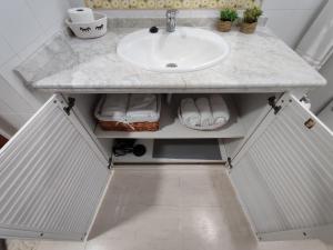 卡馬斯的住宿－Precioso apartamento en Sevilla.，浴室设有水槽和鞋底台面