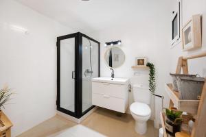 ein Bad mit einem WC und einem Spiegel in der Unterkunft Casa Any Lanzarote in Playa Honda
