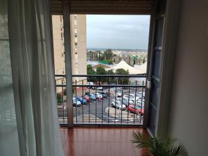 una vista de un aparcamiento desde una ventana en Precioso apartamento en Sevilla., en Camas