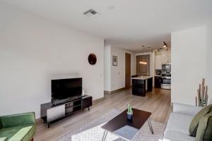 Nhà bếp/bếp nhỏ tại Modern CozySuites on the Town Lake waterfront 18