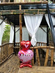 einen Herzballon mit den Worten "glücklicher Valentinstag" in der Unterkunft Enna's Place in Coron